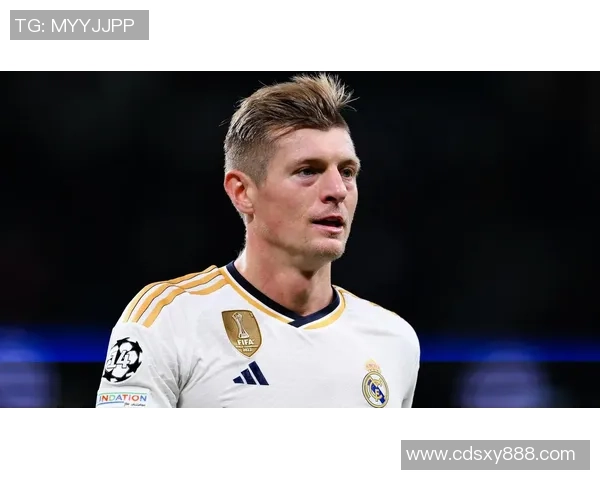 银色发型的足球明星们如何通过独特造型展现个人魅力与赛场风采